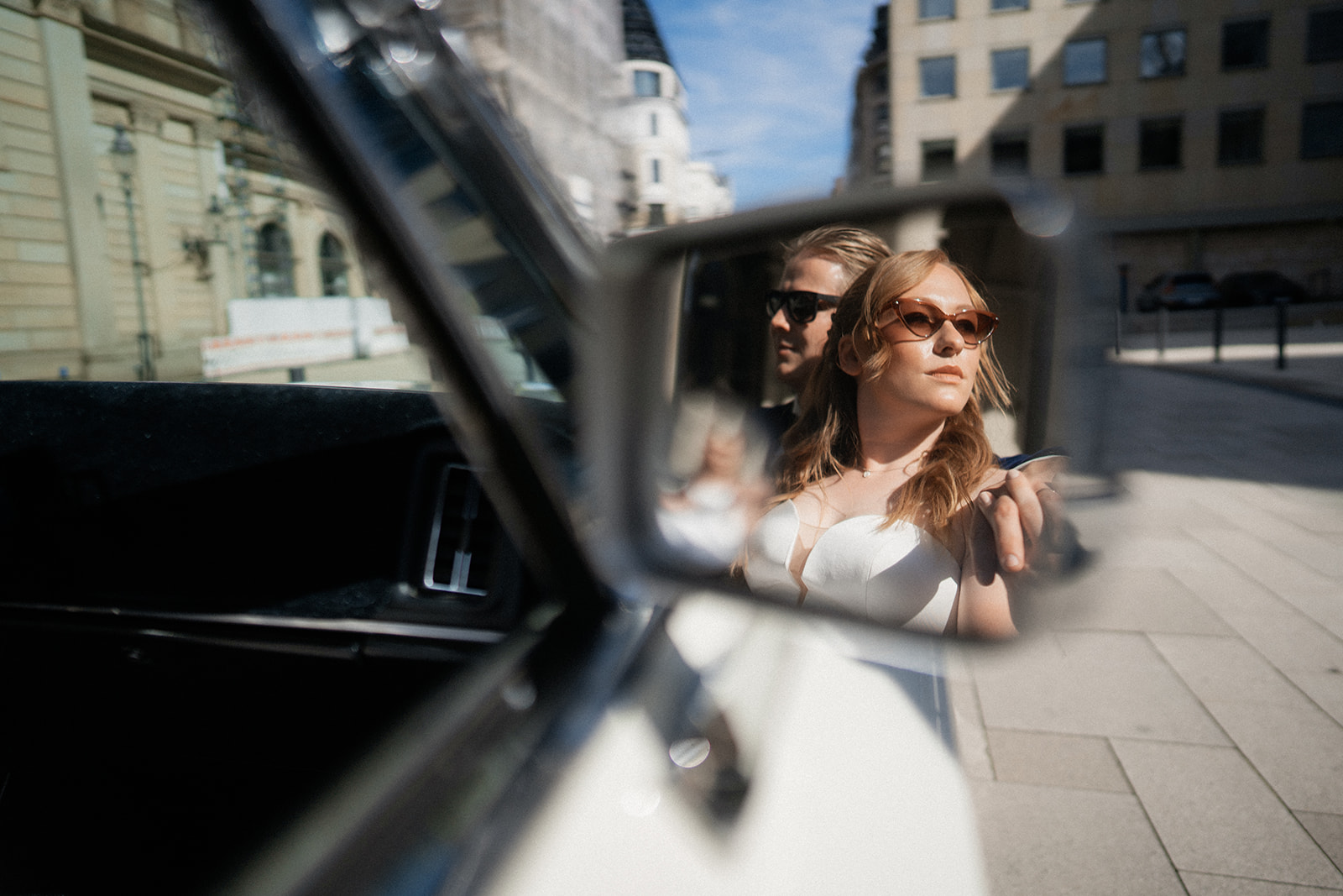 City Elopement Rückspiegelansicht vom Brautpaar im Cadillac