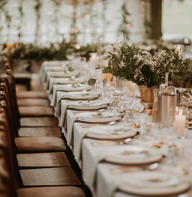 Hochzeitstisch dekoriert für Hochzeit