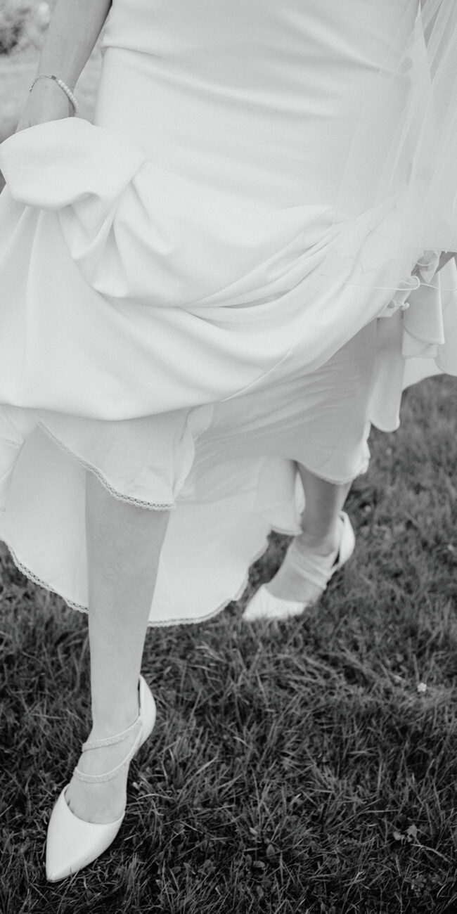 Ästhetisches Bild Brautkleid und Brautschuhe