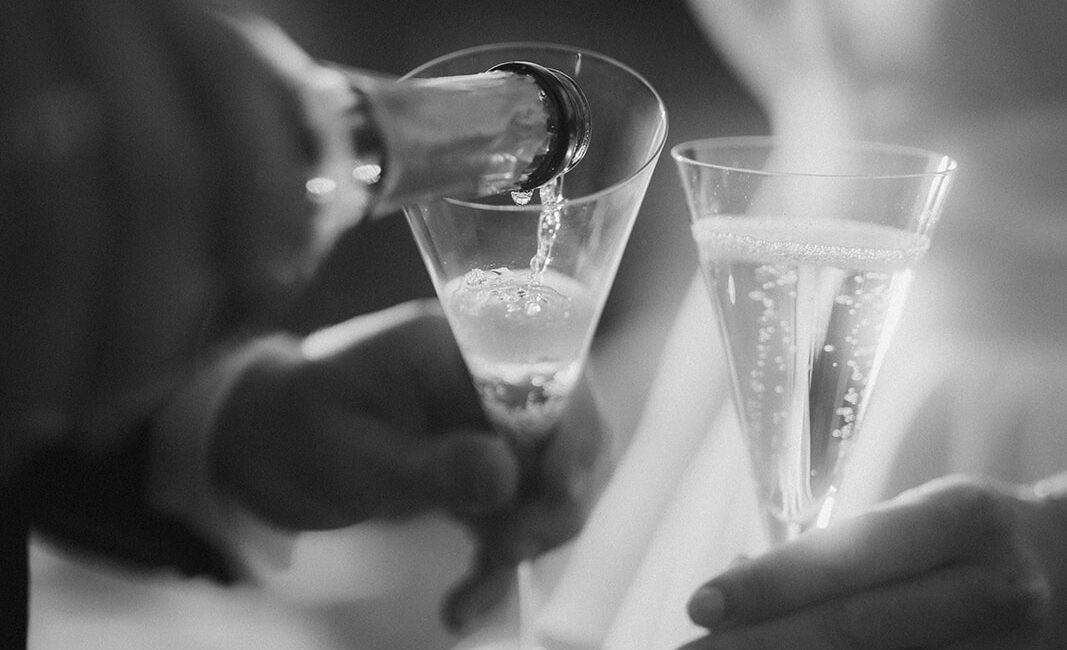 Brautpaar stößt zum Hochzeitstag an