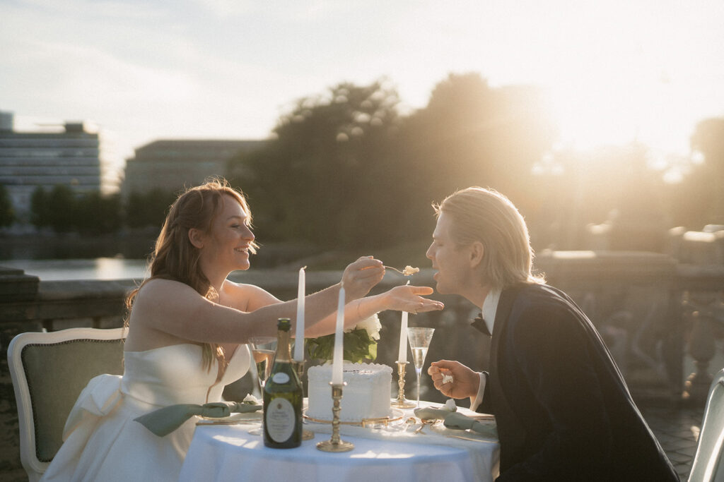 Braut füttert Bräutigam mit Hochzeitstorte