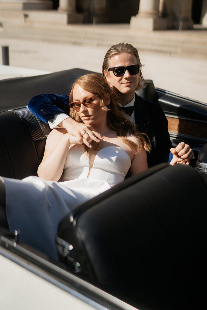 Brautpaar im Oldtimer Cadillac