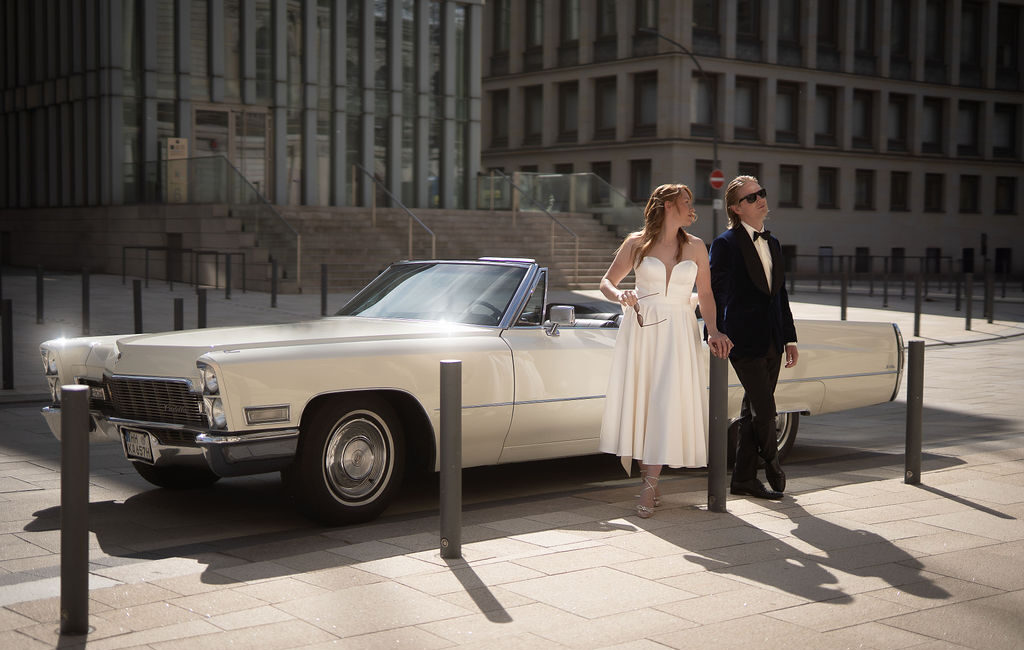 Brautpaar vor Cadillac
