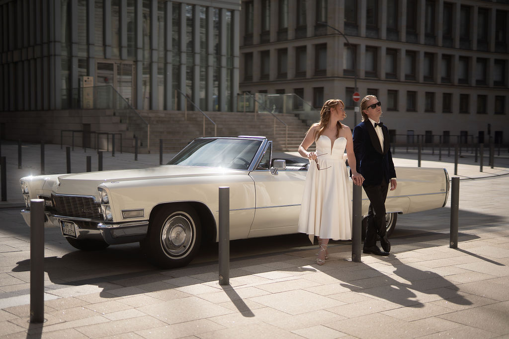 Brautpaar vor Cadillac