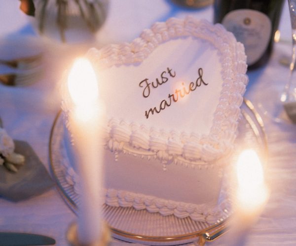 Hochzeitstorte im Kerzenschein